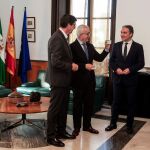 El ex vicepresidente Manuel Jiménez Barrios, traspasó cartera virtual a dos ayer: Juan Marín (PP) y Elías Bendodo (Ciudadanos) (Foto: Manuel Olmedo)