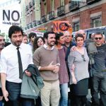 Rafael Mayoral, Alberto Garzón y Juan Carlos Monedero, entre otros miembros de Podemos que se sumaron a la manifestación. Monedero llevaba una camiseta en la que se podía leer: «La rebelión empieza leyendo».