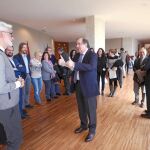 Herrera conversa con Luis Miguel Jiménez, presidente de la Asociación Regional de Personas Sordas, en presencia del resto de portavoces parlamentarios y representantes de entidades sociales que siguieron el debate de esta iniciativa