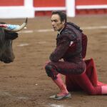 Desplante de Manuel Jesús «El Cid» a un toro de Adolfo Martín