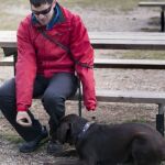 Alberto le ofrece una chuche a su ayudante, Noa, con una de las prótesis, en los alrededores de Teruel