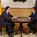 Toda la presión para el PSOE. Rajoy y Rivera coincidieron en su reunión de ayer en que el PSOE debe evitar unas terceras elecciones