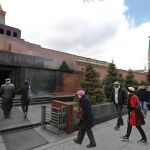 Moscovitas y turistas entran al mausoleo de Lenin en la Plaza Roja de Moscú esta semana