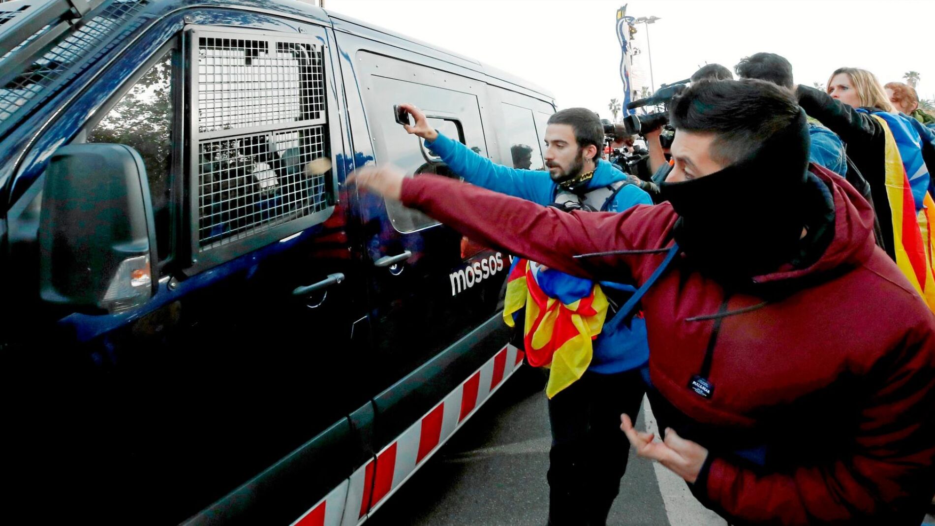 Simpatizantes independentistas ante el paso de un furgón de los Mossos d'Esquadra en Barcelona el pasado 21 de diciembre
