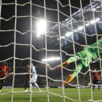 Sergio no puede detener el lanzamiento de Rashford a pesar de su estirada