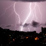 ¿Cuánta electricidad hay en un rayo?