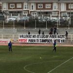 Pancarta en el campo del Rayo con Zozulya