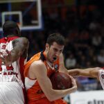 El base del Valencia Basket, Guillem Vives, se abre camino entre los jugadores del SLUC Nancy, Bandja Sy (i) y Benjamin sene, durante el partido de la sexta jornada de la fase inicial de la Eurocopa (18/11/2015)