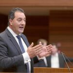 El procurador del PP, Savador Cruz, defiende la posición de su partido sobre las plusvalías