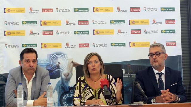 La consejera de Agricultura y Ganadería, Milagros Marcos, presenta la Feria Ovinnova en Madrid junto al presidente de Ovigen, José Arévalo Flórez-Estrada, entre otros