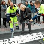La alcaldesa, ayer, frente al Palacio de Cibeles, en un acto con el que cerró la campaña «Versos al Paso», con más de 1.000 versos inscritos en los pasos de cebra de la capital / Efe