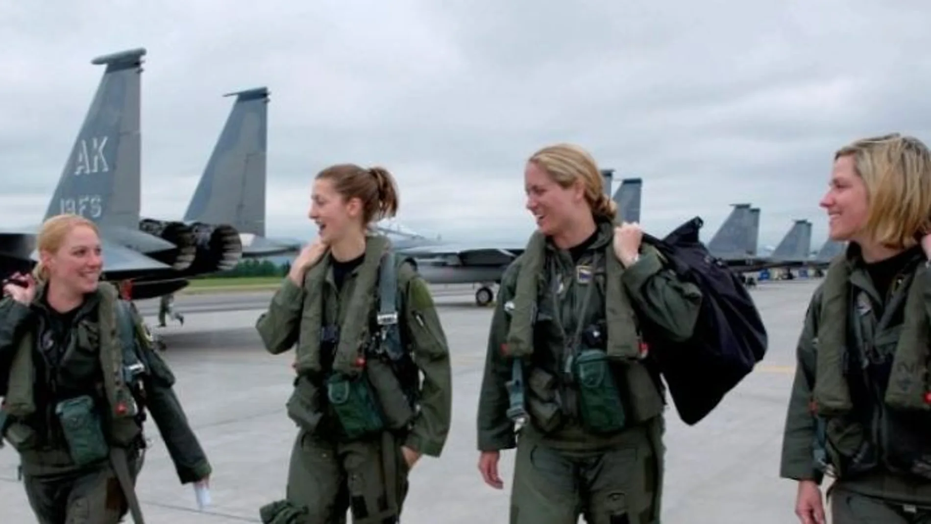 Mujeres soldado vestidas con sus uniformes militares