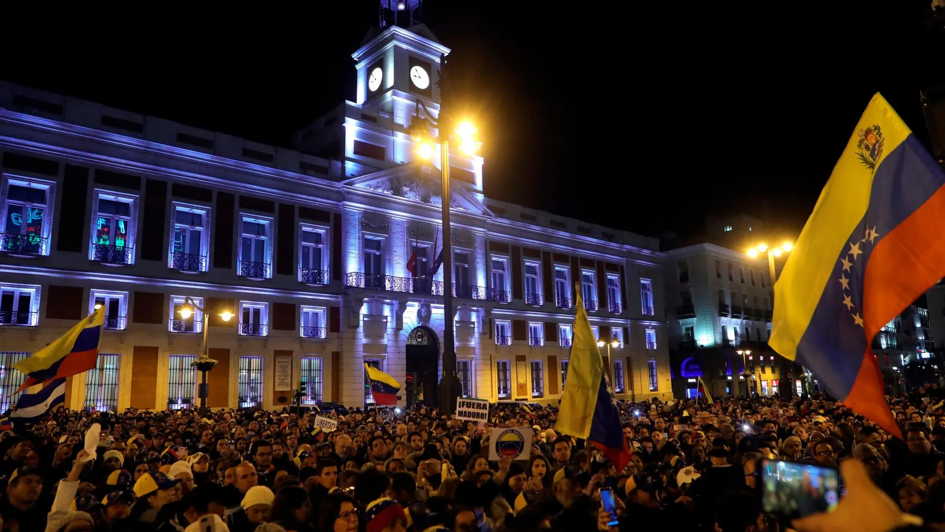 Decenas de venezolanos se concentran en la madrileña Puerta del Sol tras conocer que el presidente del Parlamento venezolano Juan Guaidó se ha autoproclamado jefe de Estado de Venezuela. Efe