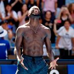 Frances Tiafoe celebra las victorias quitándose la camiseta e imitando a su ídolo