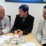 El consejero de Salud, Manuel Villegas (c), junto al jefe de servicio de Farmacia Hospitalaria, Alberto Espuny (i) y José Eliseo Blanco (d), responsable de Urgencias, Paritorio y Hospitalización Obstétrica del hospital Virgen de la Arrixaca, en la presentación del nuevo sistema de administración de fármacos para víctimas de agresiones sexuales.