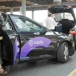 Un vehículo de Cabify realizando un servicio frente a la estación de Atocha, en Madrid