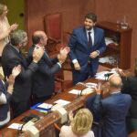 Fernando López Miras recibió el aplauso de todo el Grupo Parlamentario Popular tras ser proclamado nuevo presidente de la Región