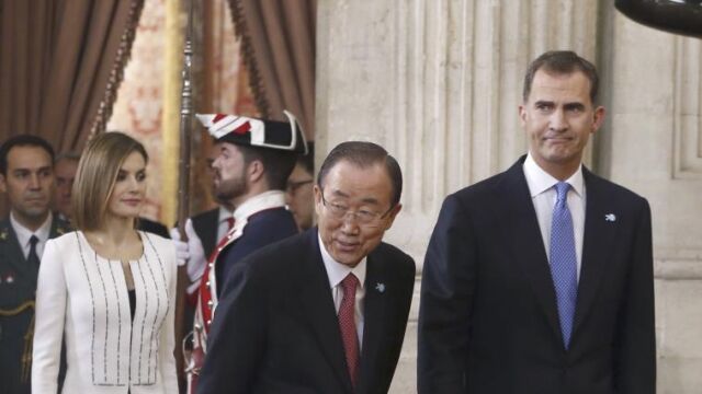 Los Reyes junto al secretario general de Naciones Unidas, Ban Ki-moon a su entrada al Salón de Columnas del Palacio Real
