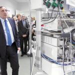 El consejero de Sanidad, Sáez Aguado, visita las instalaciones de la Unidad de Endoscopias del Hospital salmantino