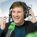 Carlos Latre, en el estudio donde lleva a cabo el espacio semanal de Onda Cero