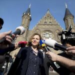 La ministra holandesa de Sanidad, Edith Schippers, a su llegada a una reunión con la presidenta de la Casa de Representantes, Khadija Arib