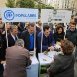 Hace justo un año, el PP promovió una recogida de firmas para apoyar la supresión del impuesto de sucesiones