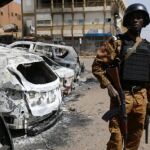Un soldado en Burkina Faso tras un atentado yihadista en el hotel Splendid de Ouagadougou donde murieron seis canadienses / Ap