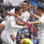 Cristiano recibe la felicitación de Lucas y Casemiro tras un gol