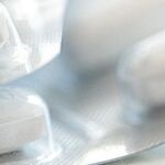 Tanto el paracetamol como el ibuprofeno son medicamentos analgésicos, es decir, ambos actúan sobre el sistema nervioso para reducir el dolor