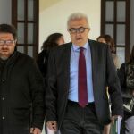 El consejero de Empleo (c), en los momentos previos a una comparecencia parlamentaria