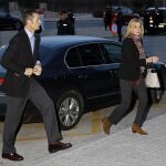 La infanta Cristina y su marido, Iñaki Urdangarín, a su llegada al edificio de la Escuela Balear de la Administración Pública de Palma.