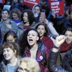 POR SEGUNDO DÍA. Manifestantes antigubernamentales protestan ayer en el barrio de Kadikoy de Estambul