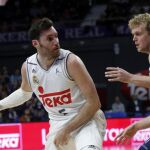 El jugador del Real Madrid Rudy Fernández (i) lleva el balón ante Daniel Clark, del Morabanc Andorra
