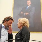 Mauricio Valiente, junto a Carmena, defendió ayer en el Pleno el informe del Comisionado de la Memoria Histórica
