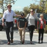 Los actores Brad Pitt y Angelina Jolie, con dos de sus hijos