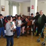 Alumnos del CEIP Diego Laínez de Almazán realizan un actividad intergeneracional cen la residencia de ancianos de este municipio soriano