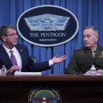 El ex secretario de Defensa de Estados Unidos, Ashton Carter (i) y el jefe del Estado Mayor Conjunto, el general Joseph Dunford (d) durante una rueda de prensa en la sede del Pentágono