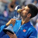 Novak Djokovic besa el trofeo del torneo de Toronto