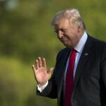 El presidente de EEUU, Donald Trump saluda a su regreso de Kenosha, Wisconsin, a la Casa Blanca en Washington