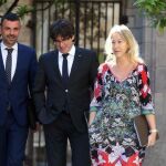 El presidente de la Generalitat, Carles Puigdemont (c), acompañado de la consellera de Presidencia, Neus Munté, y del conseller de Cultura, Santi Vila (i), a su llegada a la reunión que del gobierno catalán.