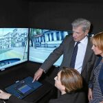 Visita a la ciudad inteligente. La alcaldesa de Barcelona, Ada Colau, ha aprovechado estos días para visitar la feria Smart City Expo en L’Hospitalet. En este evento se han podido descubrir una retahila de inventos que, en teoría, harán la voda más fácil a los ciudadanos. Desde autobuses sin conductor hasta la futuro t-movilidad, destinada a sustituir las actuales tarjetas magnéticas por aplicaciones para móvil.