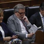 Los ministros, de Empleo, Fátima Báñez; de Educación, Íñigo Méndez de Vigo (c), y de Fomento, Íñigo de la Serna (d).