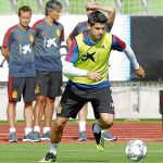 Morata se lleva un balón en la sesión preparatoria de España ayer en Las Rozas / Jesús G. Feria