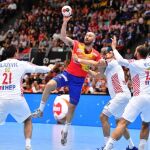El español Joan Canellas (c) ante los croatas Alen Blazevic (i), Luka Stepancic (2-d) y Zeljko Musa / Efe