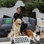 La diseñadora Inma Bermúdez junto algunos de los productos de la nueva colección y dos de sus perros, Yoko y Socke.