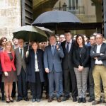 Les Corts guardan silencio. Representantes de todos los grupos parlamentarios guardaron bajo la lluvia un minuto de silencio por la que fue diputada autonómica durante treinta y dos años.