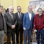 Paco Camarasa, ayer, rodeado de todos los concejales de cultura que ha tenido el Ayuntamiento de Barcelona en el tiempo que ha sido comisario de BCNegra.