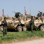 Milicianos kurdos, junto a vehículos militares de EE UU, en la localidad siria de Darbasiya cerca de la frontera con Turquía / Foto: Reuters