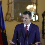 Pedro Sánchez ofrece una rueda de prensa de la residencia del embajador español en La Habana. (Foto: Efe)
