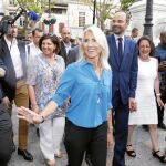 Marie Leconte Bourseille, cuyo nombre artístico es Maríe Sara, junto al primer ministro, Édouard Philipe, el pasado jueves